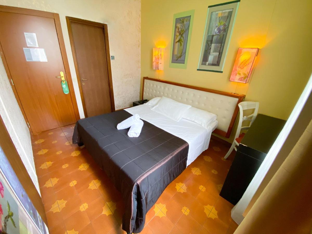 Roma Room Hotel Esterno foto