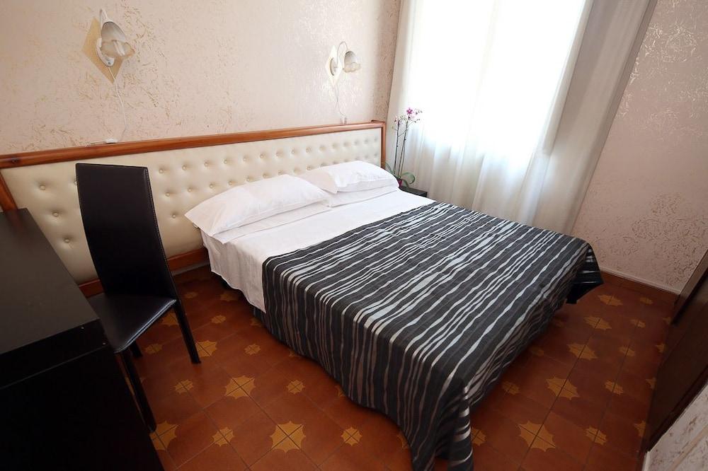 Roma Room Hotel Esterno foto