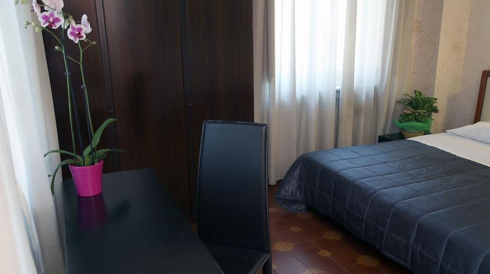 Roma Room Hotel Esterno foto